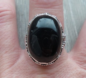 Zilveren ring cabochon Onyx in bewerkte setting 19 mm